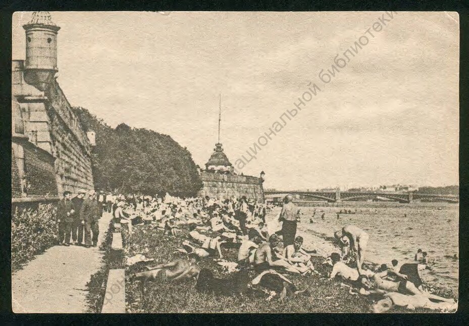 Ленинград. Пляж у Петропавловской крепости = Leningrad. Der Strand an der Peter-Pauls Festung = Leningrad. The beach at the Fortress of Peter-and-Paul ; Фото В. Преснякова. - Москва : ОГИЗ, [между 1924 и 1938]. - Фотомех. печать