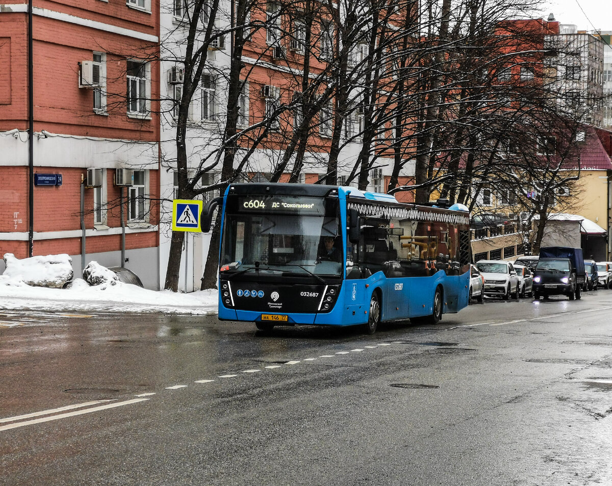 Автобус на маршруте № с604 следует по Электрозаводской улице, пересекает 2-й Электрозаводский переулок. Автобус движется в сторону метро "Сокольники".