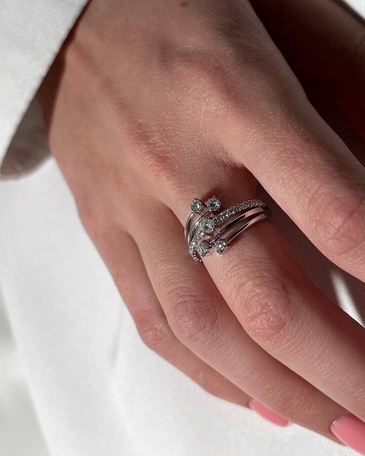 Белое золото 585 пробы с родиевым покрытием. Вставка: бриллианты круг А57, хар-ка 3/5 общим весом 0,55 ct. Размер: 17,0. Вес: 4,73 гр.