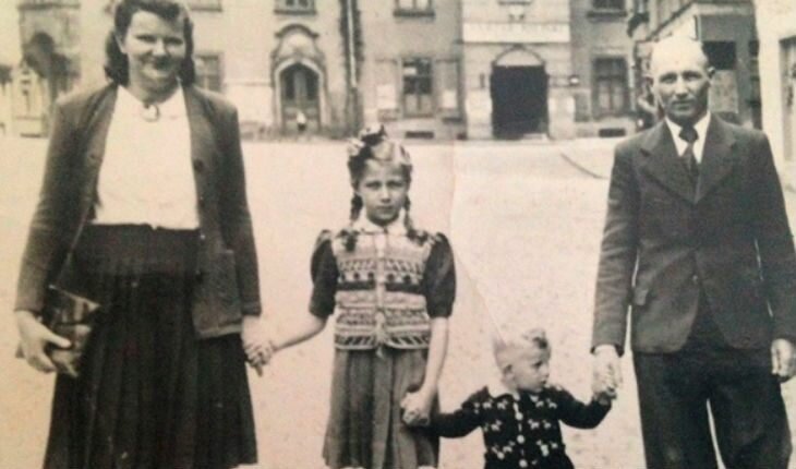 Эдита Пьеха с мамой Фелиций Королевска, отчимом Яном Голомбом и младшим братом Юзефом. Фото около 1947 года.