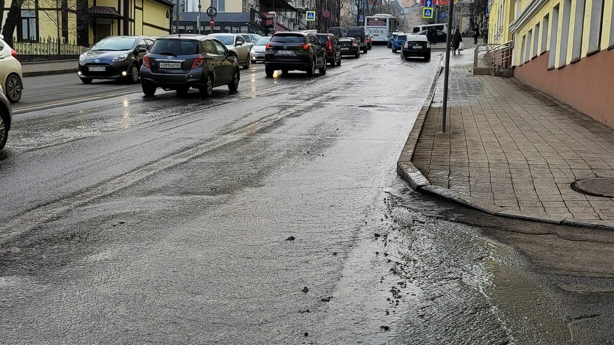     Во Владивостоке произошёл очередной за сегодняшний день порыв трубы водоснабжения. Теперь залило одну из центральных улиц приморской столицы.