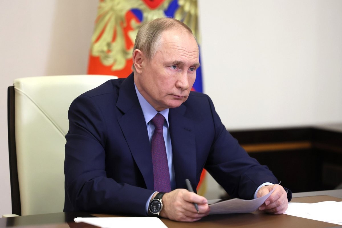    Путин поручил кабмину продумать новые меры поддержки производства лекарств