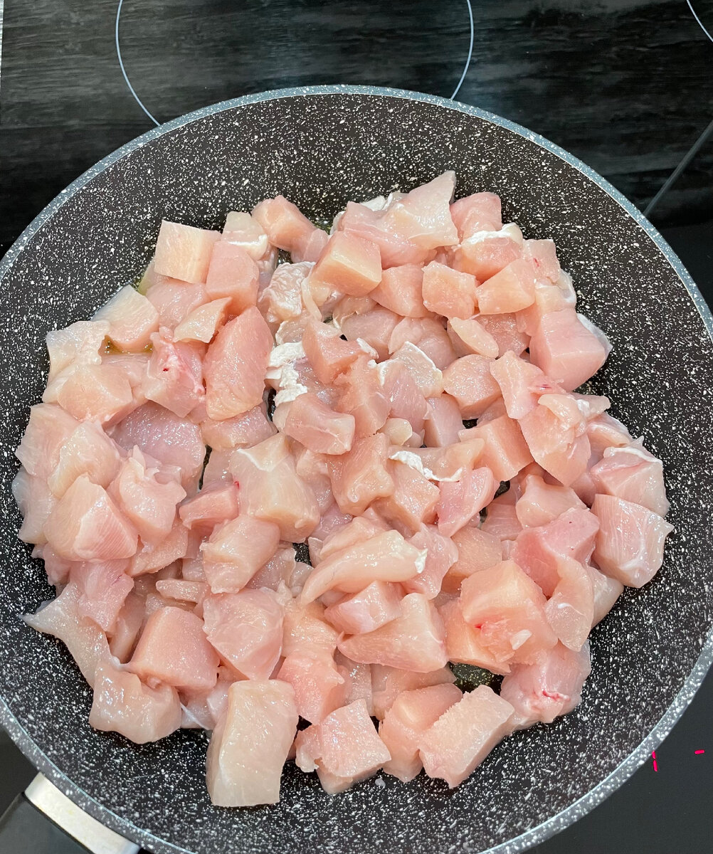Куриное филе курицы в сметанном соусе на сковороде рецепт с фото пошагово