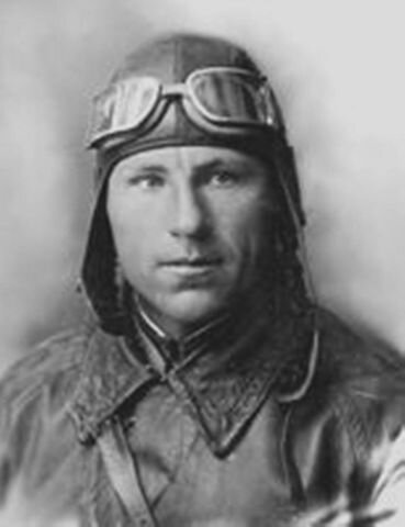 Летчик бомбардировщик герой советского союза хрюкин. Капитан летчик семён Мухин.