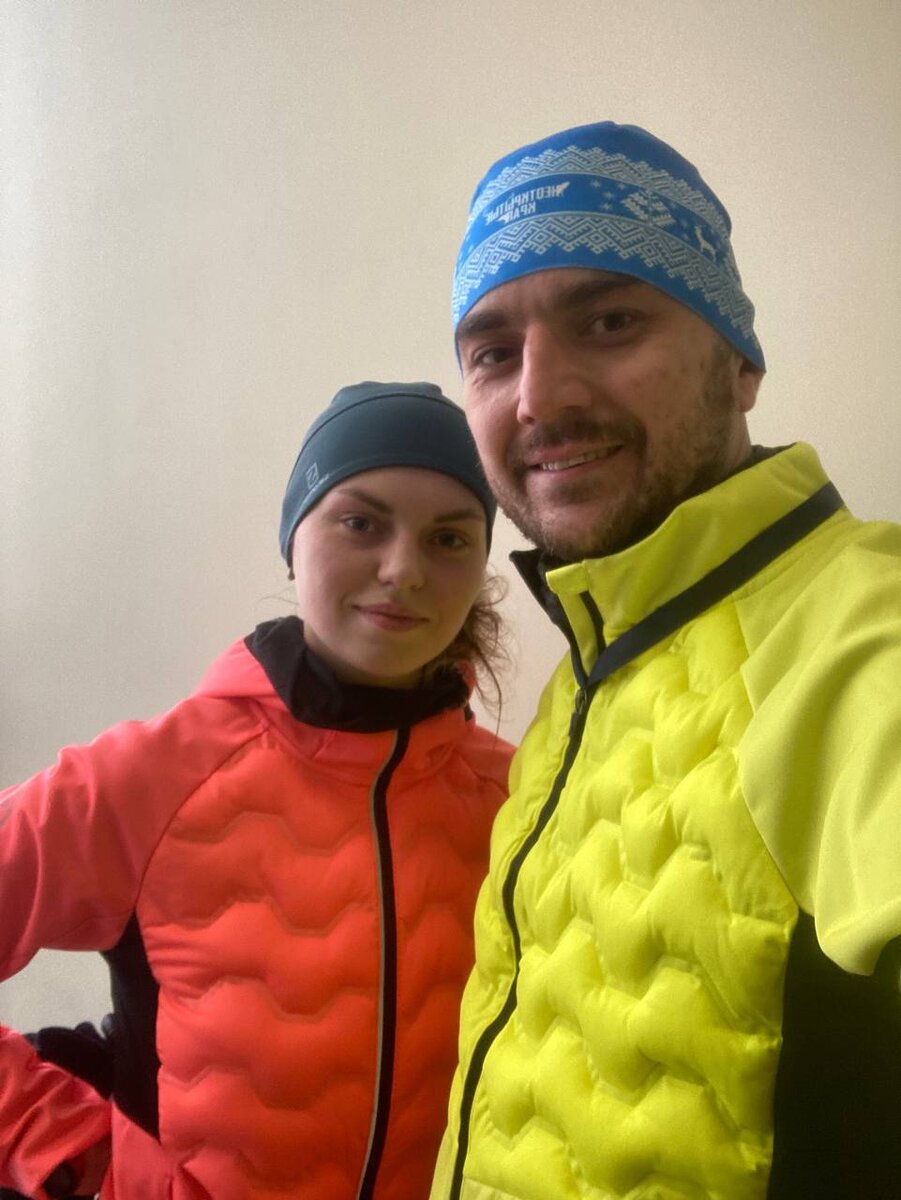 Стоит присмотреться что там с волосами. С ними все плохо) это после 20 км. 2023 год. Фото с Сергеем Чуйко после МУДа в Долгопрудный