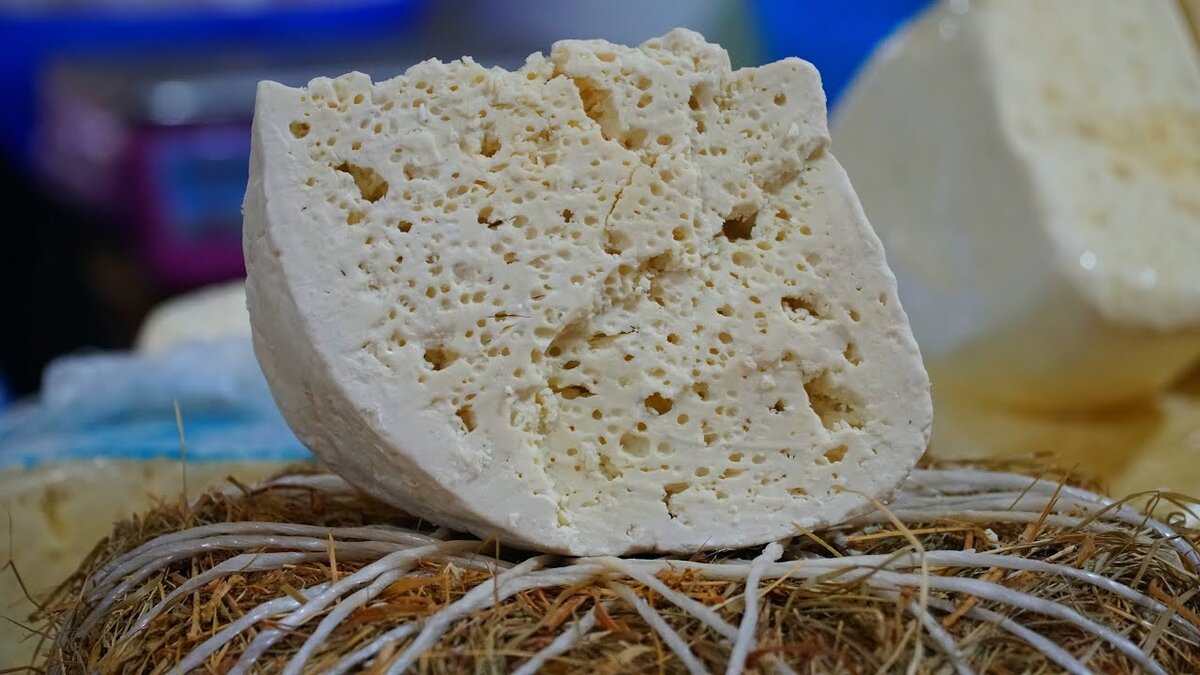 Почему сыр белый. Дагестанский сыр брынза. Дагестанский сыр. Брынза Дагестанский Дагестанский сыр. Горный сыр Дагестанский.
