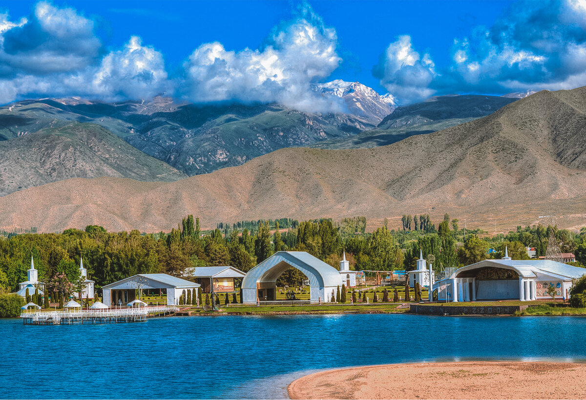 Чолпон-Ата – компактный курортный городок, расположенный на северном берегу крупнейшего озера Киргизии Иссык-Куль.