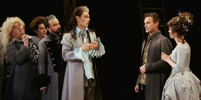    Моцарт (Виктор Добронравов) при дворе императора Иосифа II (Федор Воронцов).пресс-служба Театра им. Вахтангова