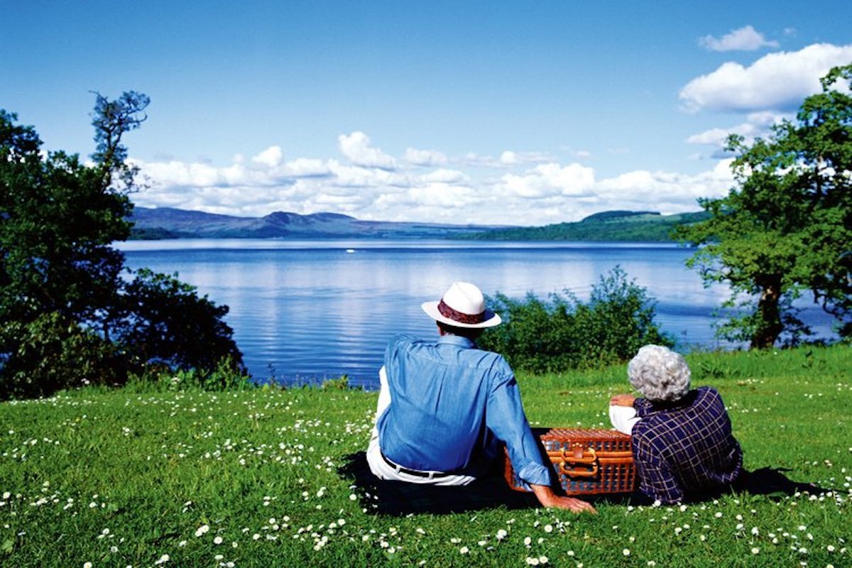 Озеро пожилых людей. Туризм для пожилых людей. Социальный туризм для пожилых. Пожилые люди на природе. Пожилые люди на отдыхе.