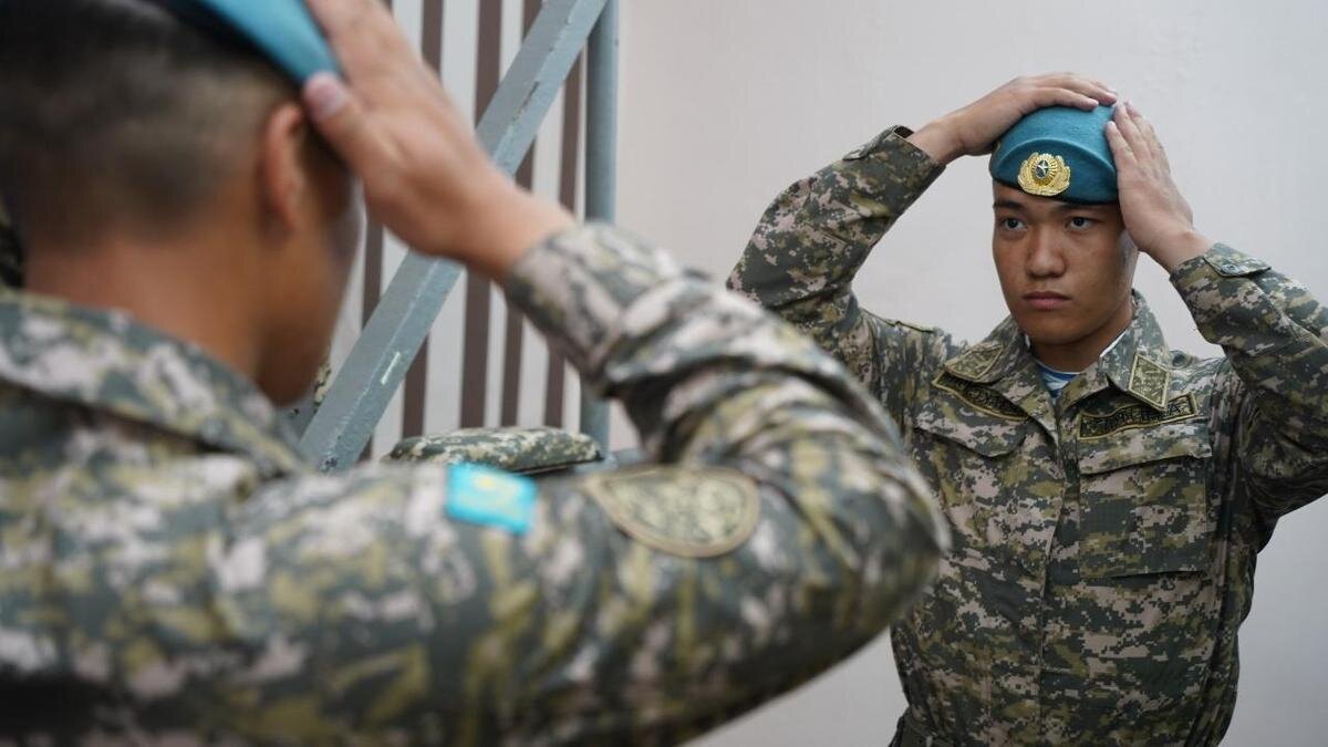    Военный поправляет берет:NUR.KZ/Владимир Третьяков