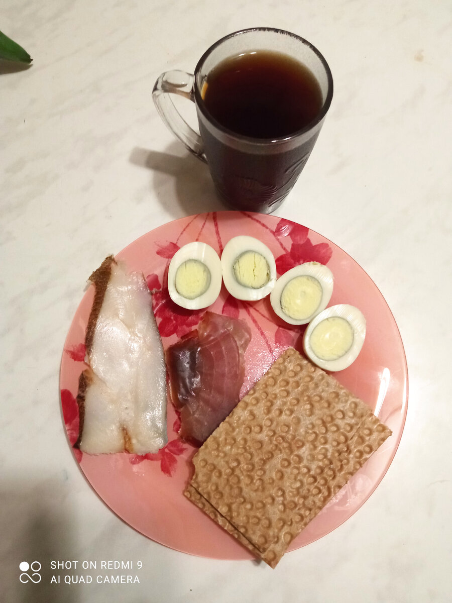 На завтрак  яйцо отварное-100гр.,тунец холодного копчения-29гр.,тунец копченый-22гр.,вафельные хлебцы Елизавета-18гр. К-283,88   Б-27,5   Ж-14,57   У-13,87.