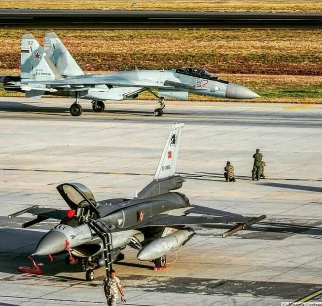 Демонстрация российского истребителя Су-35С на турецкой авиабазе.