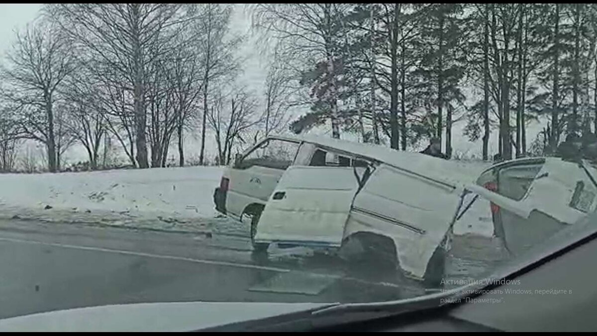    Показываем жуткие кадры ДТП под Выгоничами: минивэн разорвало пополам после столкновения с джипом на Гомельской трассе avchernov