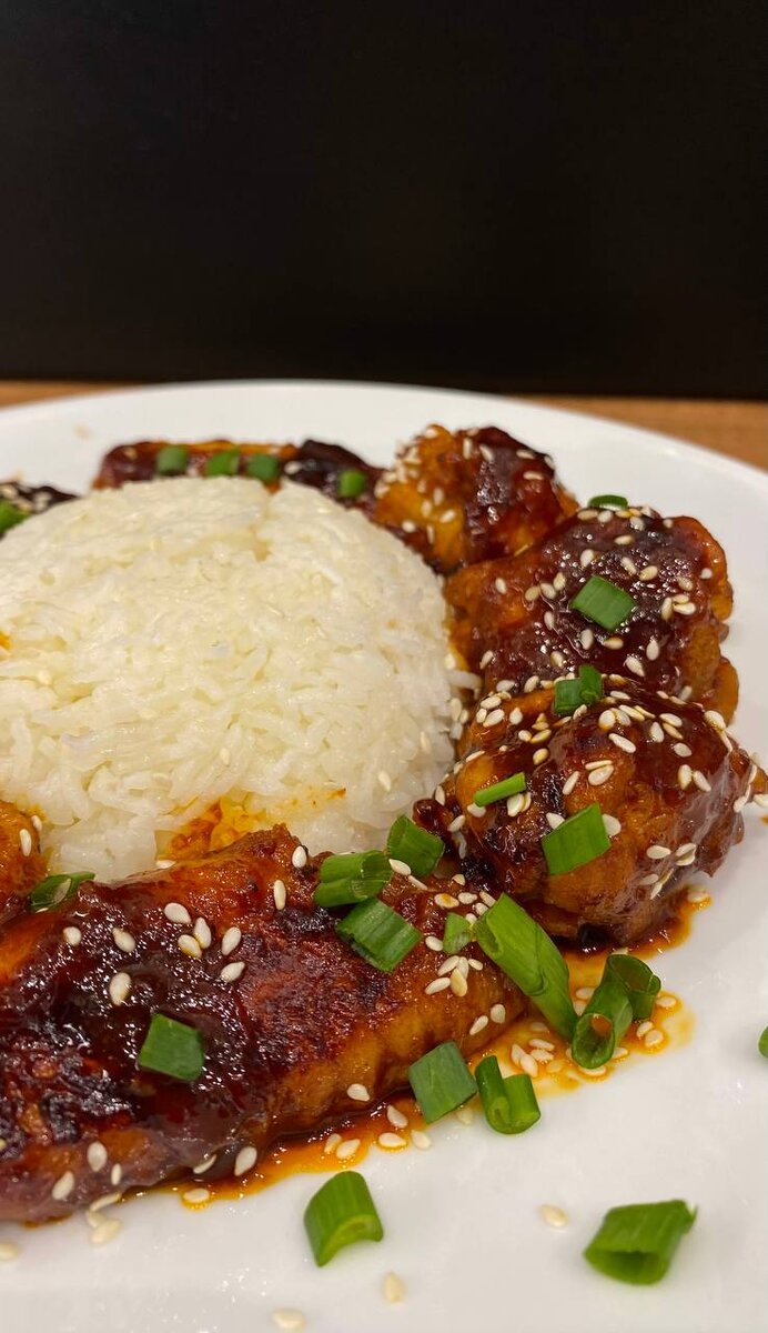 Вкуснейшие крылышки с рисом на сковороде.