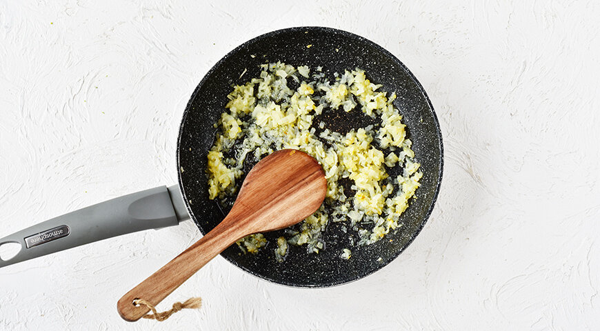 1. Для приготовления котлет из баночной красной фасоли с кукурузой предварительно включите духовку на разогрев до 190 градусов.
2. Лук нарежьте мелкими кубиками, чеснок измельчите. Пассеруйте в разогретом растительном масле до прозрачности. Добавьте специи, остудите.