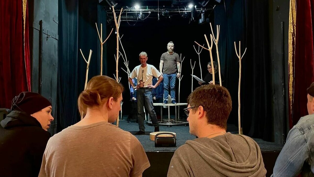     В театре приступили к работе над премьерным спектаклем «Два солнца» (0+) по пьесе пьеса дальневосточного драматурга части театра Оксаны Розум.