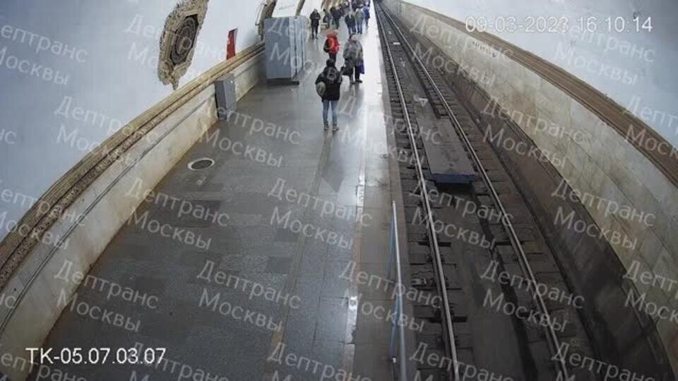    Пассажира толкнули на пути под прибывающий поезд в метро