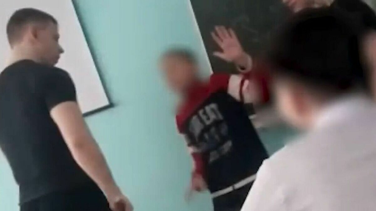     Педагог нанес ребенку удары рукой по лицу и палкой по ногам.