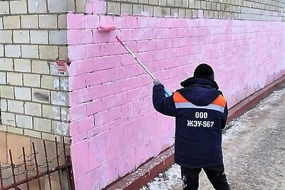    Устранение вандальных надписей на фасаде двухэтажки во Фрязине © Пресс-служба Госжилинспекции Московской области