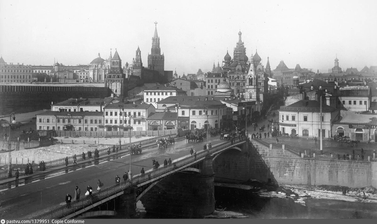 Старый Большой Москворецкий мост и Москворецкая улица, 1888-1889. Вид с Раушской набережной. С сайта www.pastvu.com.