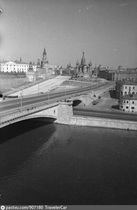 Всё, что осталось от застройки Москворецкой улицы, 1948. Автор фото: В.В. Микоша, с сайта www.pastvu.com.