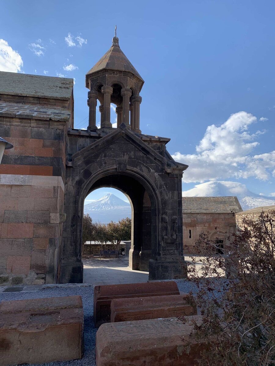 Малый Арарат в арке монастыря