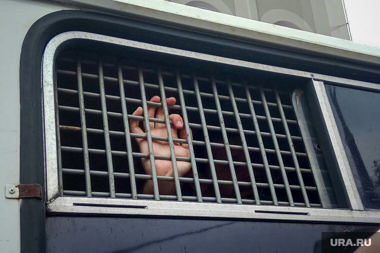    Правительству требуется современный автозак вместимостью до 20 человек