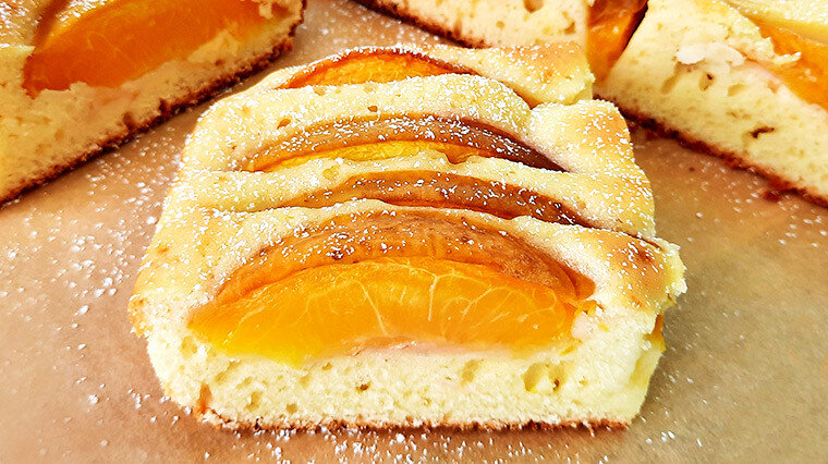 Простой в приготовлении, нежный, влажный пирог на сметане с сочными персиками. Ингредиенты: Приготовление пирога: Приятного аппетита! 