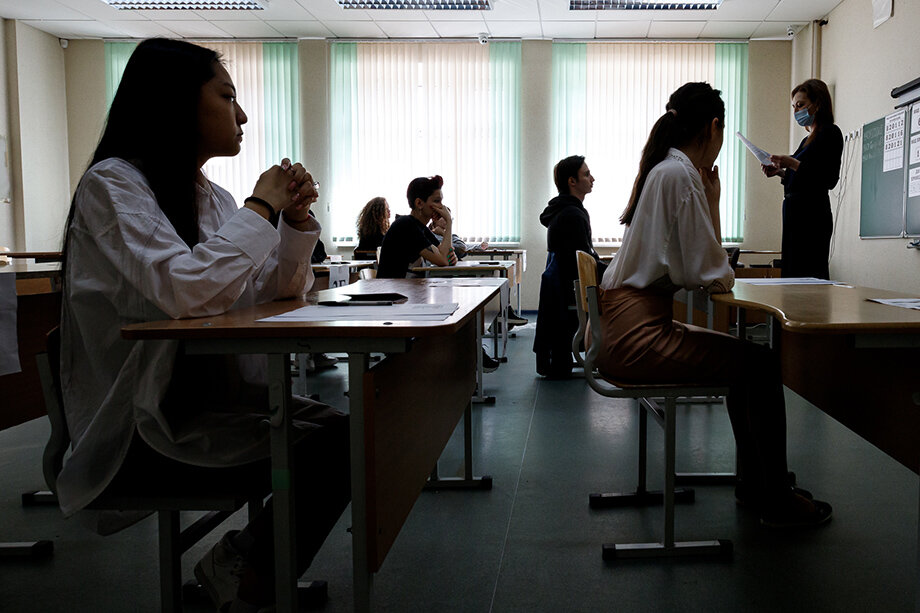 По мнению экспертов, причиной конфликтов между педагогами и школьниками является деградация системы образования. Фото: Александр Мамаев/Octagon.Media