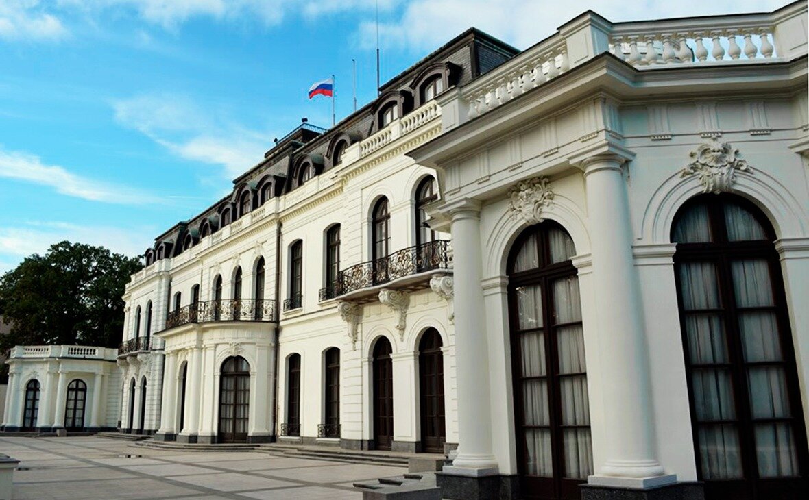 Чехия: посольство России в Праге. Фото из Яндекс картинки