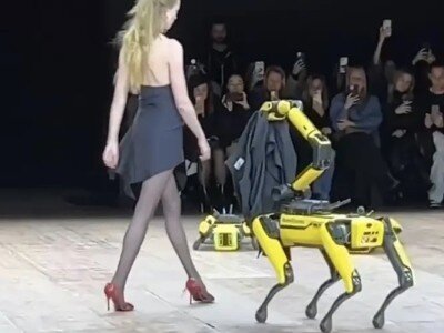    Робопсы Boston Dynamics приняли участие в показе моды в Париже [ВИДЕО]