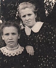 Антонина Иконникова, в замужестве Егупова (вторая девушка - Евдокия) - выпускница Альшанской школы (фото 1950 г.). 