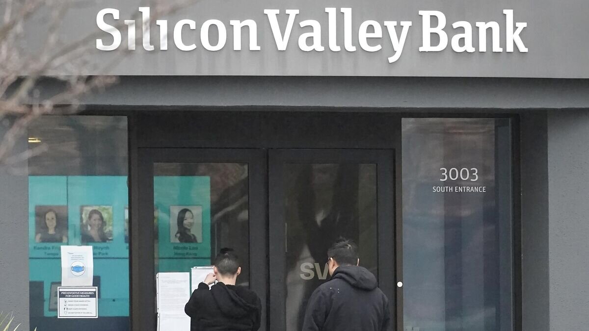    Люди возле банка Silicon Valley в Санта-Кларе, штат Калифорния© AP Photo / Jeff Chiu
