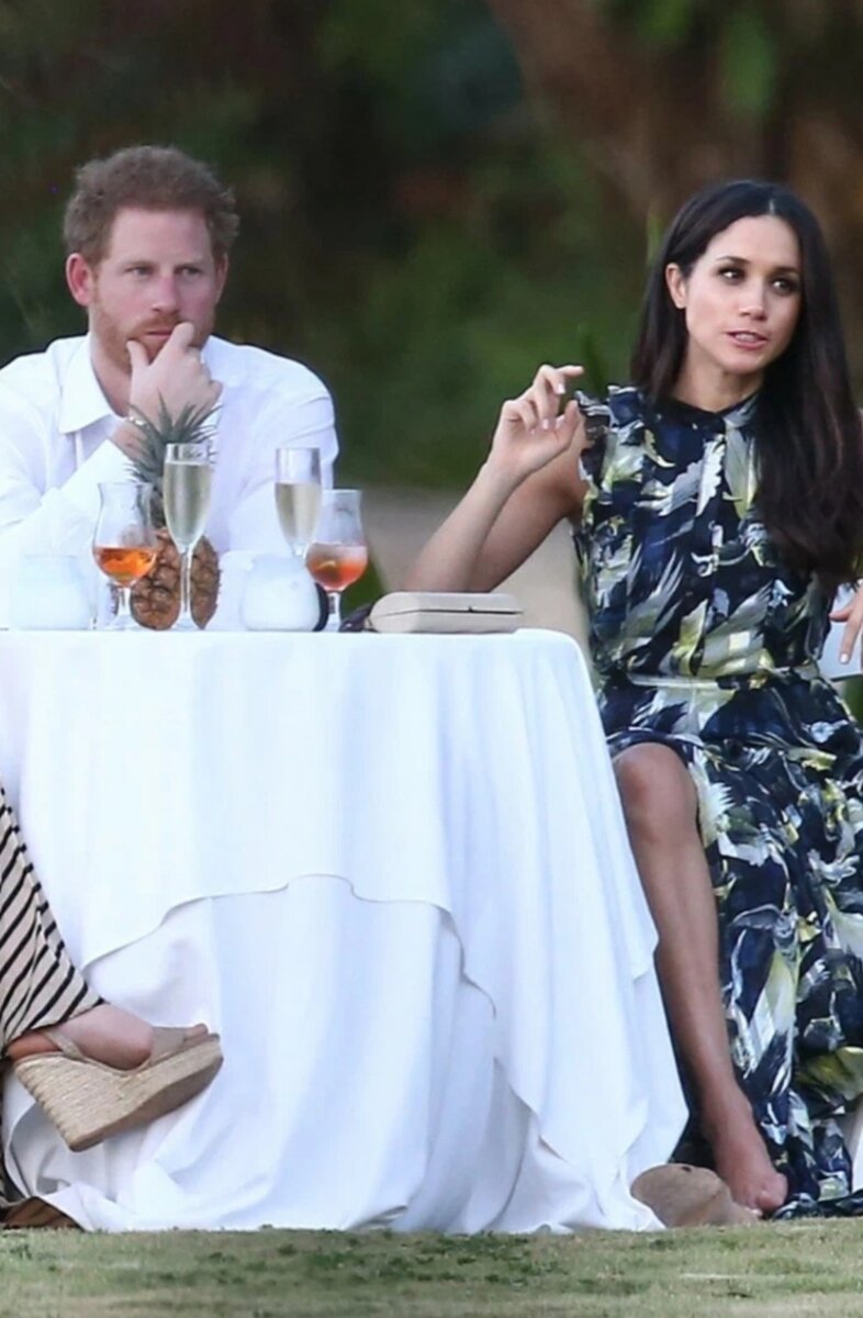 Меган и Гарри на свадьбе друзей. Немного настоящей Меган)). Фото из открытых источников. 