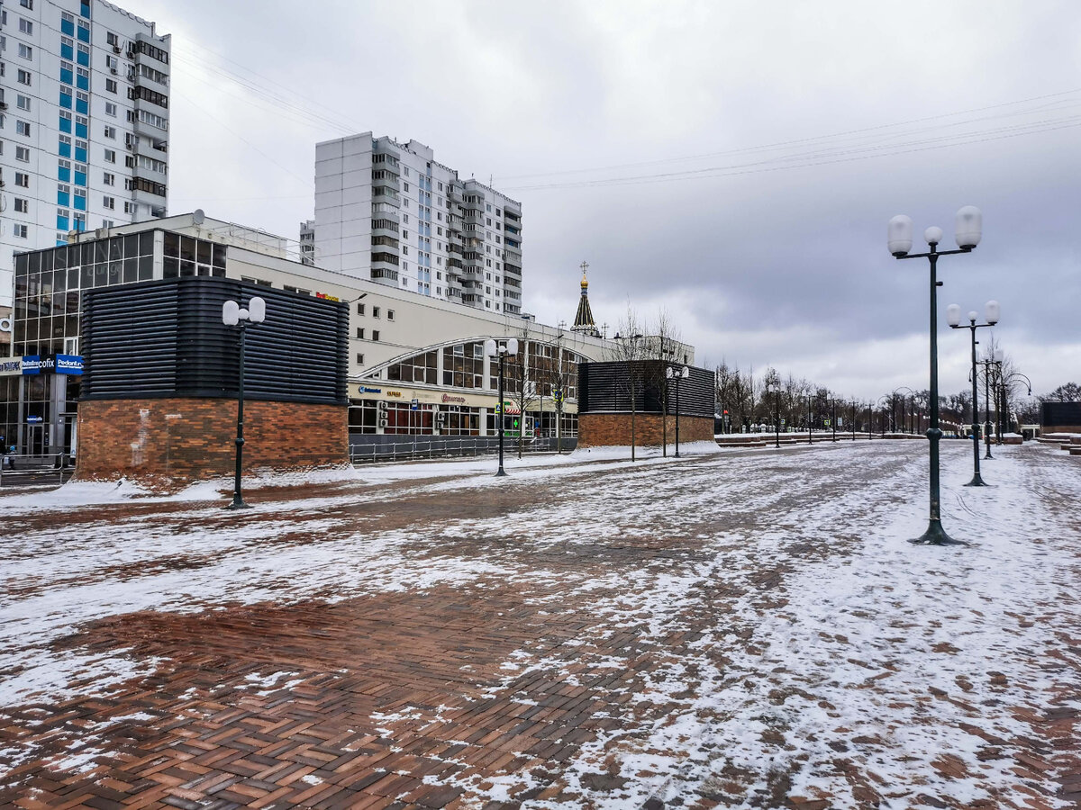 Сокольническая площадь и сквер Московского метро.