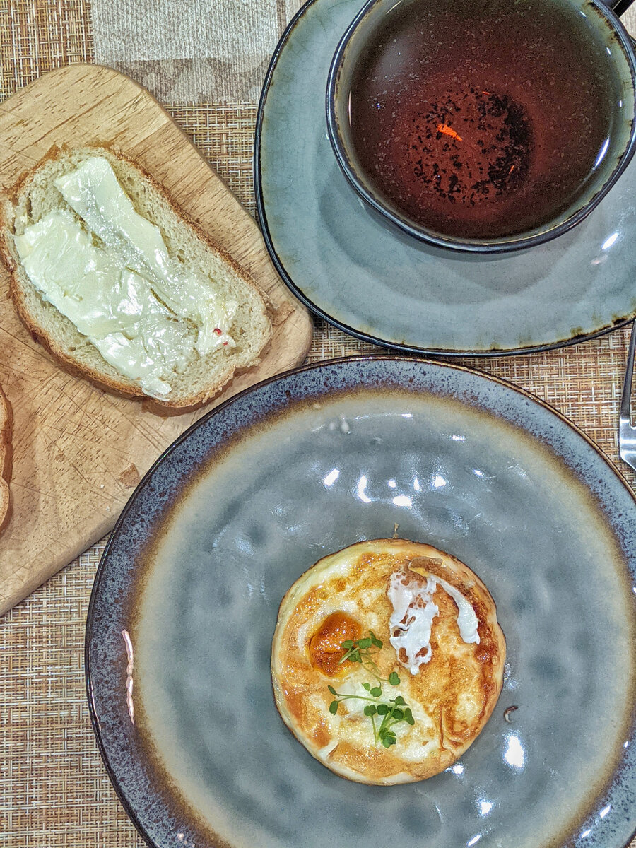 У детей глазунья- перевёртыш, хлеб с маслом, чай