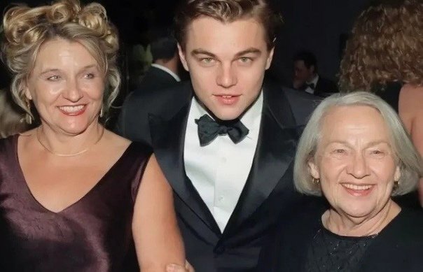      Лео с мамой и бабушкой