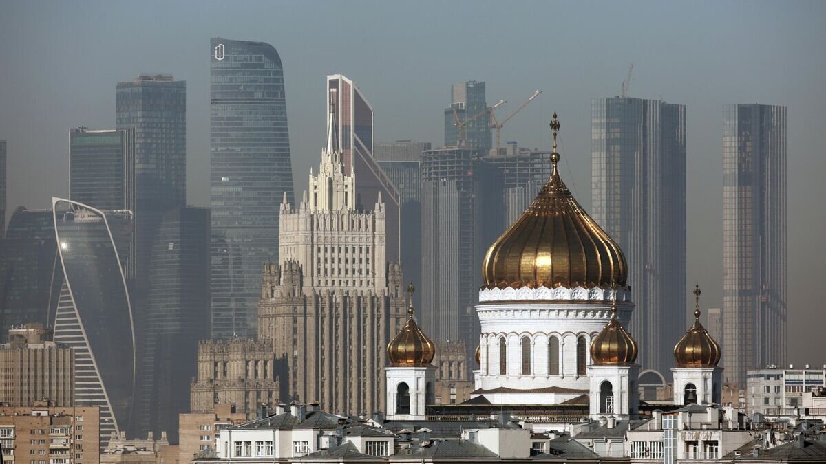    Вид на храм Христа Спасителя и здание Министерства иностранных дел РФ в Москве© РИА Новости / Виталий Белоусов