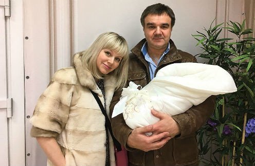      Певица Натали на выписке из роддома