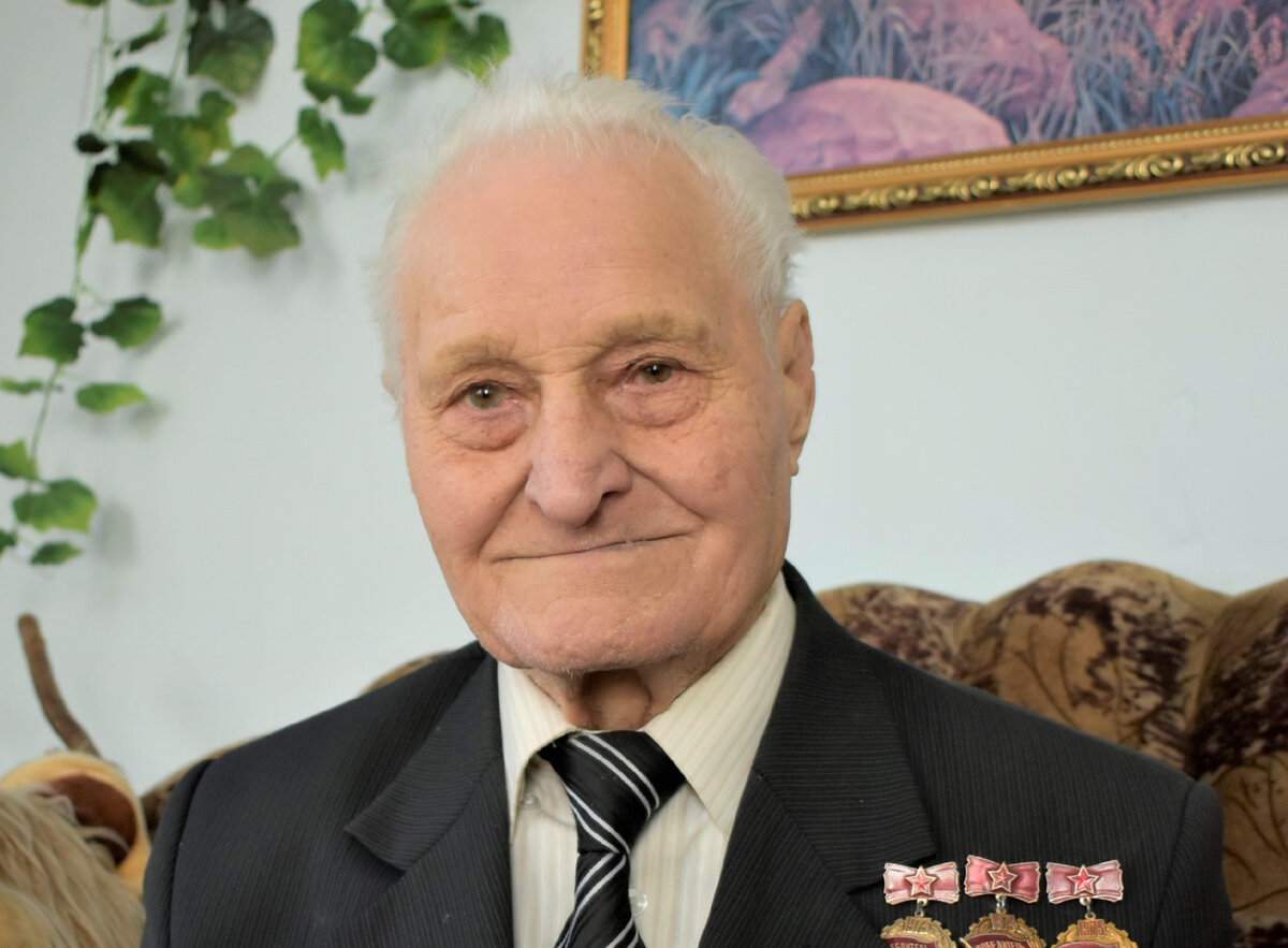 Александр Петрович Молчков – ветеран Великой Отечественной войны, ветеран труда РФ, награжден нагрудным знаком «Дитя войны», ведомственными знаками «Победитель социалистического соревнования», многими отраслевыми наградами.