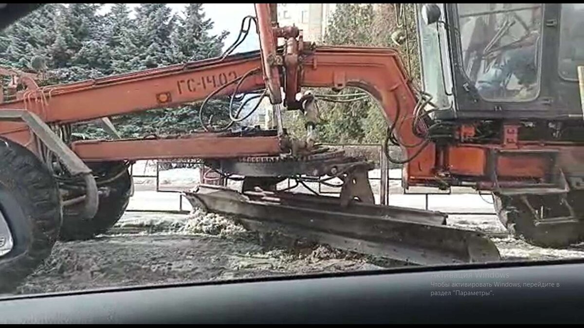    В Брянске автоледи показала, как опасно убирают с дорог снег и лед в центре города avchernov