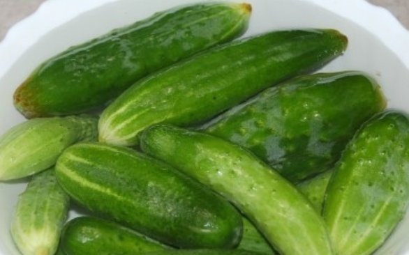      Оставить огурцы в тазу на 4-5 часов