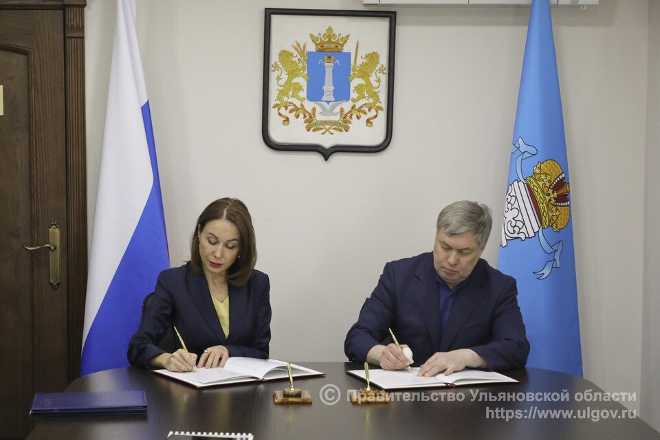     Алексей Русских и Дина Саттарова подписывают соглашение  Правительство Ульяновской области
