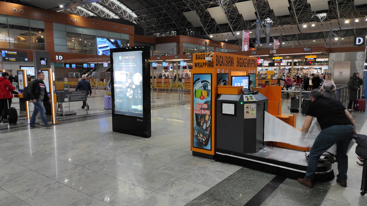 Упаковка багажа в аэропорту Стамбула. Фото: Кирилл Полиенко/Polienko: путешествуем вдвоём