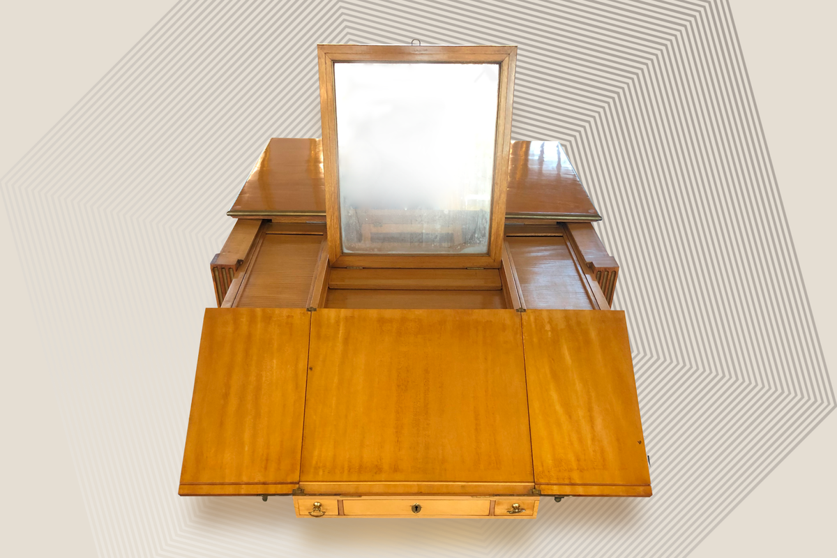 Столик Императрицы Екатерины II из Екатерининского дворца в Царском селе (ныне - город Пушкин Ленинградской области)