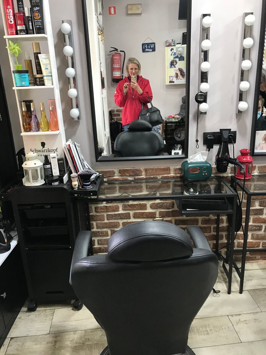 Это я в единственной парикмахерской, куда не боюсь заходить