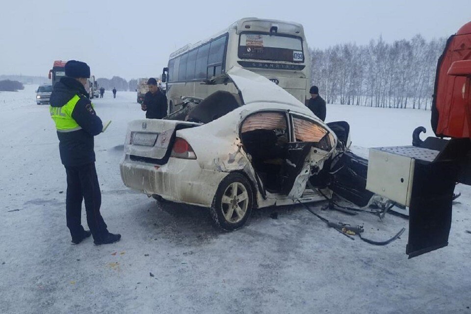     Родственники семьи, погибшей в ДТП на Ордынской трассе, пожаловались на отсутствие видеорегистратора у автобуса. Фото: ГУ МВД НСО.