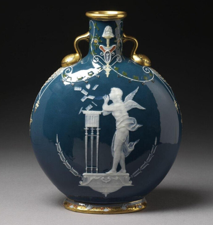 ������ �����. ������, Minton, 1875. ����� �������� � �������� (����. Victoria and Albert Museum), ������. ������� �����: 573A-1877. ��. ������ URL: https://collections.vam.ac.uk/item/O1159839/pilgrim-bottle-solon-louis-marc/