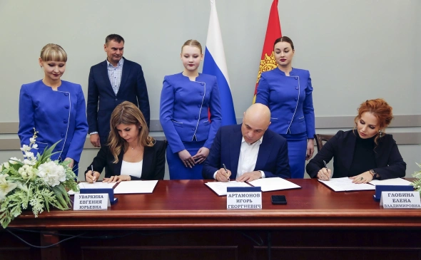 Подписание соглашения губернатором региона Игорем Артамоновым, мэром Липецка Евгенией Уваркиной и генеральный директор ООО «Компания Донатор» Еленой Глобиной (Фото: пресс-служба правительства Липецкой области) 