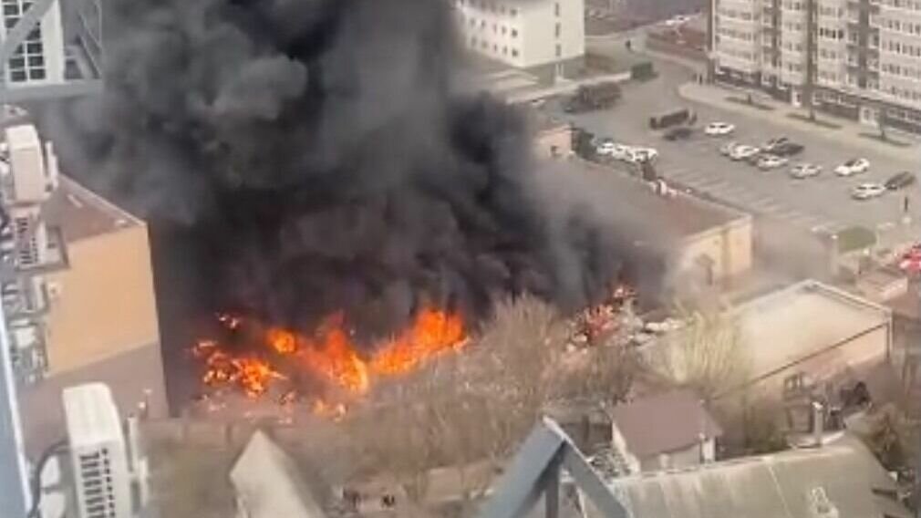     В Ростове-на-Дону в результате пожара на складе погрануправления ФСБ по Ростовской области погиб один человек, пострадали еще двое. Об этом сообщают источники ТАСС, «Интерфакса», «РИА Новости» в экстренных службах, а также Telegram-каналы.